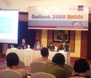 ADB cảnh báo đang có những dấu hiệu về sự trở lại của lạm phát có thể phát sinh từ giá tiêu dùng thế giới cao hơn do sự phục hồi của kinh tế toàn cầu, mặt khác là sự gia tăng nhanh của cung tiền với thâm hụt ngân sách đang gia tăng và áp lực lạm phát, cũng như thâm hụt trong cán cân thanh toán.