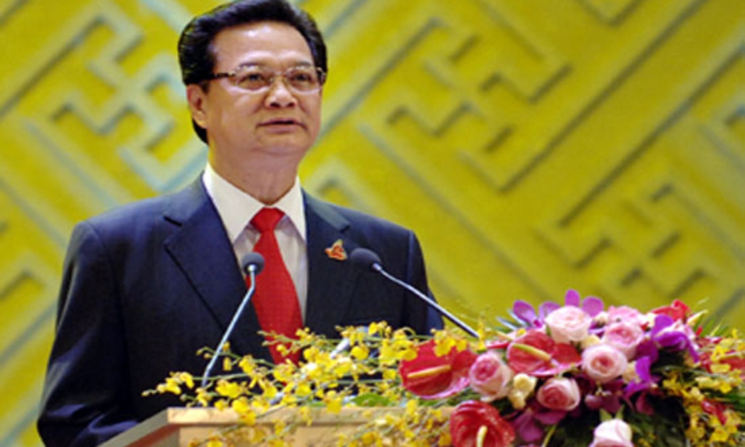 Thủ tướng Nguyễn Tấn Dũng phát biểu tại hội nghị cấp cao ASEAN 16 (tháng 4/2010). Hội nghị đã thông qua hai tuyên bố quan trọng là Tuyên bố về Phục hồi và Phát triển bền vững, và Tuyên bố về Hợp tác đối phó với biến đổi khí hậu - Ảnh Chinhphu.vn.