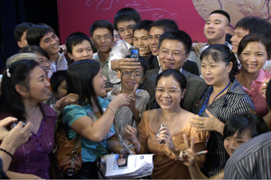 Giáo sư Ngô Bảo Châu trong sự ngưỡng mộ của các bạn trẻ - Ảnh: Chinhphu.vn