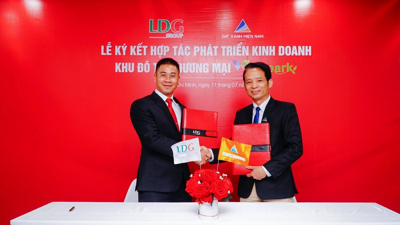 Ông Nguyễn Quốc Vy Liêm - Phó tổng giám đốc LDG Group và ông Đỗ Văn Mạnh - Tổng giám đốc Đất Xanh Miền Nam trong buổi lễ ký kết hợp tác chiến lược Khu đô thị thương mại Viva Park.