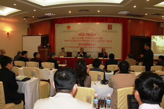 Một số ý kiến tại hội thảo cho rằng mối quan hệ với báo chí trong hoạt động của Quốc hội Việt Nam còn khá nhiều hạn chế, bất cập - Ảnh: HG.