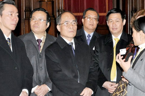 Trước khi đến Vương quốc Anh, Chủ tịch Quốc hội Nguyễn Sinh Hùng cùng phái đoàn Việt Nam đã tham dự phiên họp giữa Quốc hội Việt Nam và Nghị viện EU lần thứ 9.