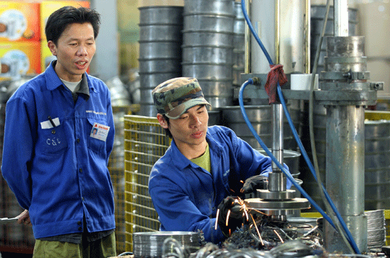 Giữ chân lao động luôn là bài toán khó với doanh nghiệp - Ảnh: Việt Tuấn.