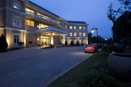 Dalat Eden Resort cách trung tâm thành phố Đà Lạt 10km về hướng Nam.