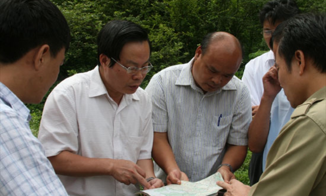 Chủ nhiệm Uỷ ban Tài chính - Ngân sách Phùng Quốc Hiển (thứ hai từ trái sang) giám sát thi công quốc lộ 4 ở Lạng Sơn sử dụng nguồn vốn trái phiếu Chính phủ năm 2010.