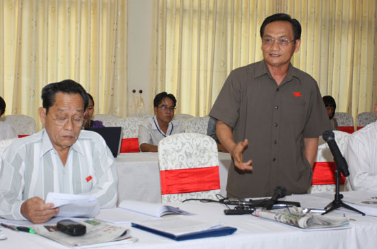 Không chỉ ở hội trường mà khi thảo luận tại tổ ông cũng rất "chăm" phát biểu - Ảnh: Thế Dũng.