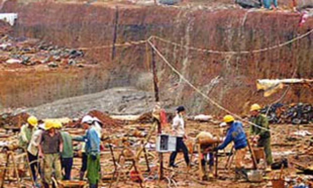 Công nhân Trung Quốc làm việc trên công trường khai thác bauxite Tân Rai - Ảnh: Tuổi Trẻ.