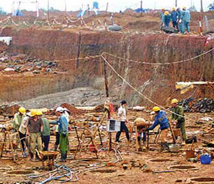 Công nhân Trung Quốc làm việc trên công trường khai thác bauxite Tân Rai - Ảnh: Tuổi Trẻ.