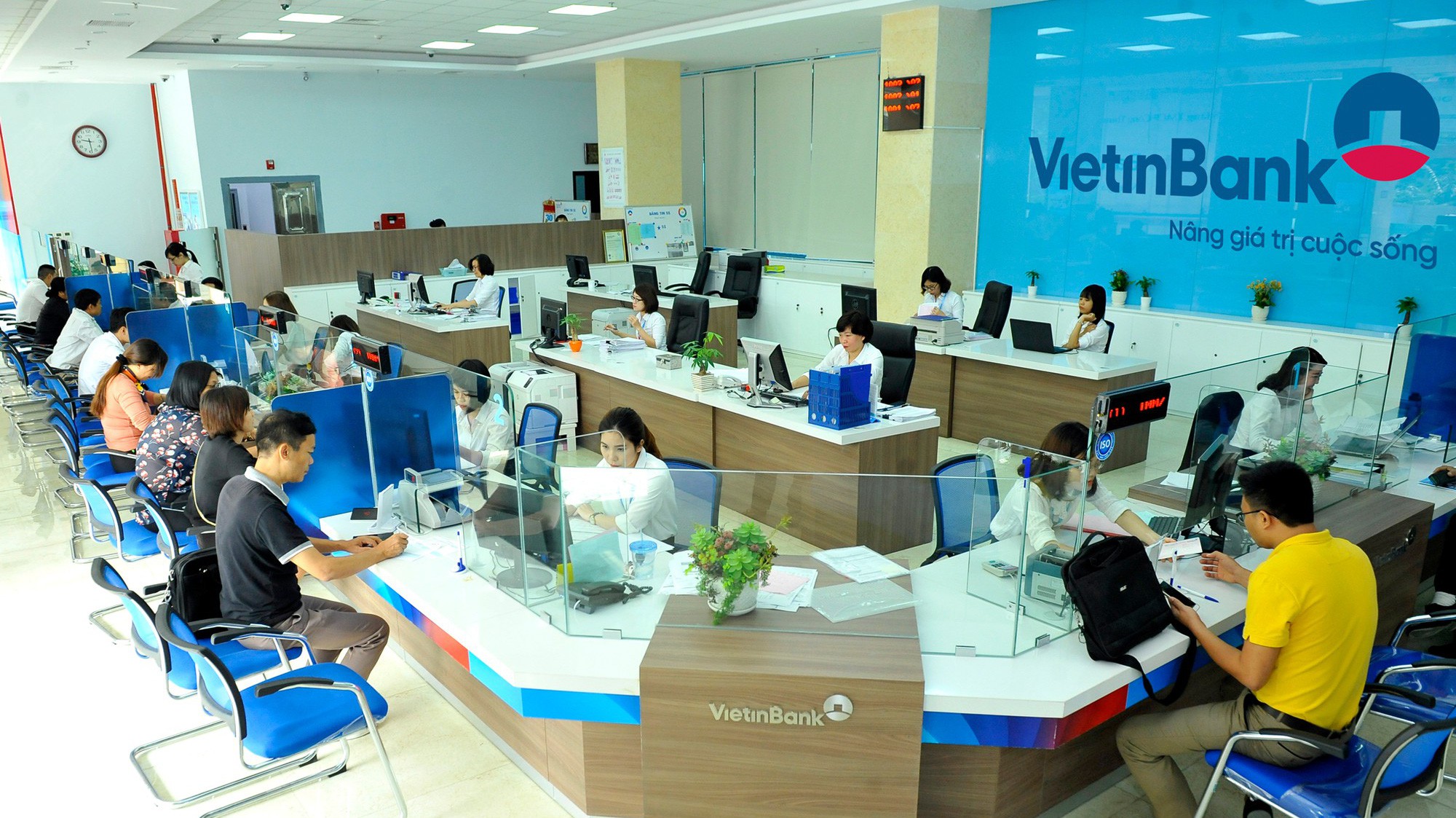 Khách hàng giao dịch tại VietinBank.