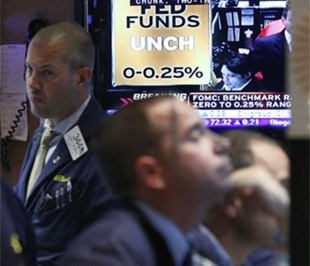 Ngay sau khi FED công bố thông tin, thị trường chứng khoán Mỹ đã bật mạnh, đưa chỉ số Dow Jones và S&P 500 có lúc tăng trên 1,7%, còn chỉ số Nasdaq tăng hơn 2% - Ảnh: AP.