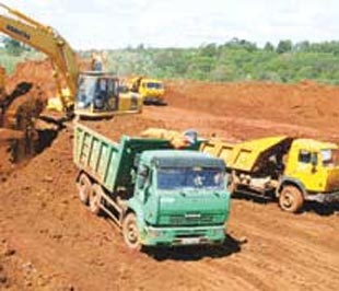 Chuẩn bị mặt bằng xây dựng Nhà máy alumina Nhân Cơ - Ảnh: Thanh Niên