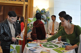 Khách hàng đang thử nghiệm dịch vụ 3G của Viettel.