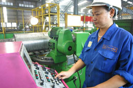 Nhiều doanh nghiệp có mức thưởng tết cao hơn năm trước - Ảnh: Việt Tuấn.