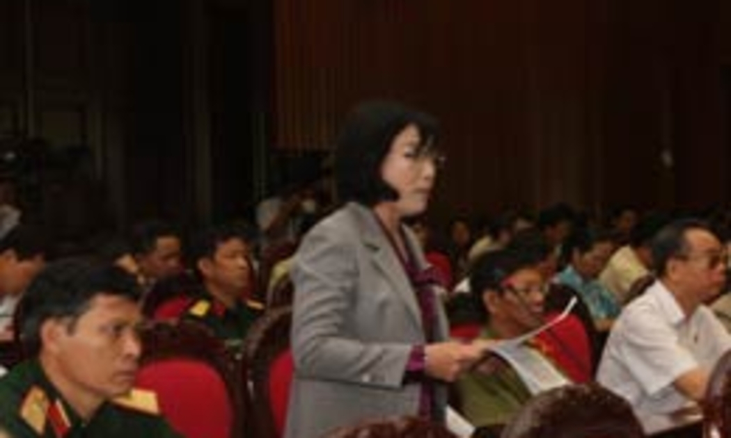 Đại biểu Mai Ánh Tuyết đặt câu hỏi về hiệu quả kích cầu tại kỳ họp thứ 5.