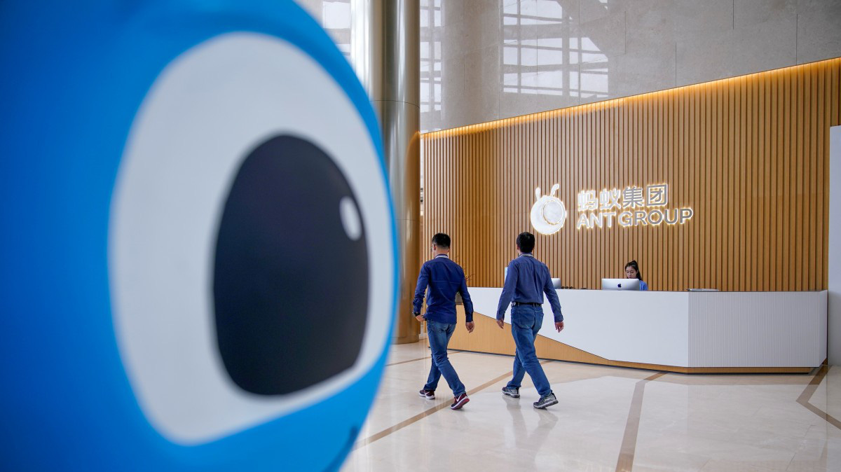 Kế hoạch IPO dự kiến huy động ít nhất 34,5 tỷ của Ant bị đình trì gây chấn động mạnh trong giới tài chính Trung Quốc - Ảnh: SCMP.