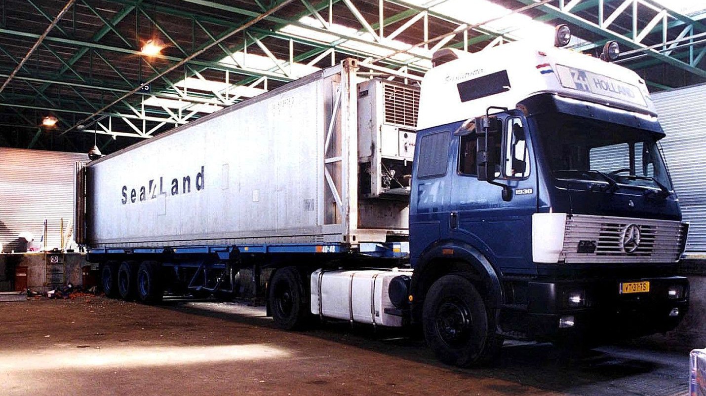 Chiếc xe tải chở cà chua cùng 60 người di cư trái phép tại cảng Dover vào năm 2000 - Ảnh: AP.