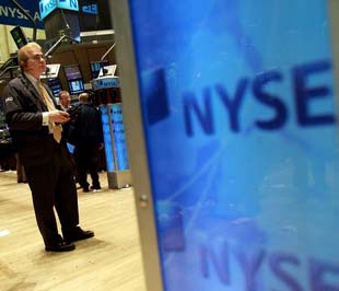 Dù chứng khoán Mỹ đã mất điểm phiên cuối tháng nhưng cả ba chỉ số chính đều đóng cửa ở mức cao hơn tháng Bảy - Ảnh: AP.