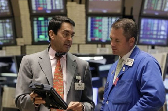 Thị trường toàn cầu ngập sắc đỏ - Ảnh: AP.