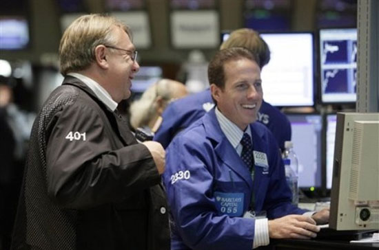 Tính chung cả tuần giao dịch vừa qua, chỉ số Dow Jones tăng được 3,3%, 
chỉ số S&amp;P 500 tăng mạnh 3,6% và chỉ số Nasdaq Composite tiến tới 
4% - Ảnh: AP. 
