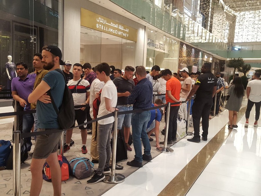 Chùm ảnh xếp hàng mua iPhone mới ra mắt trên thế giới - Ảnh 17.