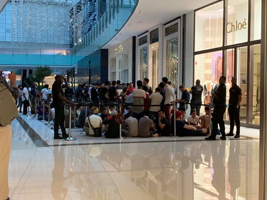 Chùm ảnh xếp hàng mua iPhone mới ra mắt trên thế giới - Ảnh 18.