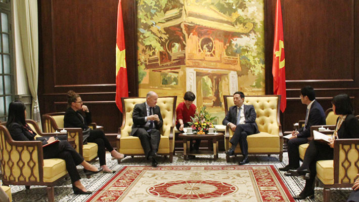 Bộ trưởng Nguyễn Mạnh Hùng tiếp ông Rory Sexton, Phó Chủ tịch phụ trách chuỗi cung ứng của Apple chiều ngày 4/12 tại Hà Nội.