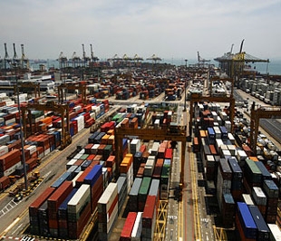 Tàu chở hàng đậu ngoài cảng Brani ở Singapore - Ảnh: Reuters.