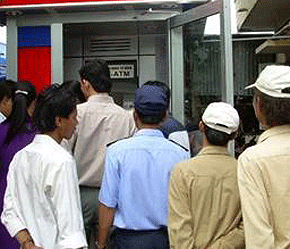 Giao dịch bằng ATM phải trả phí?