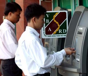 Cục Công nghệ tin học ngân hàng cũng đang nghiên cứu để đưa ra một chuẩn thẻ ATM mới, đó là thẻ Chip sẽ thay cho thẻ từ.