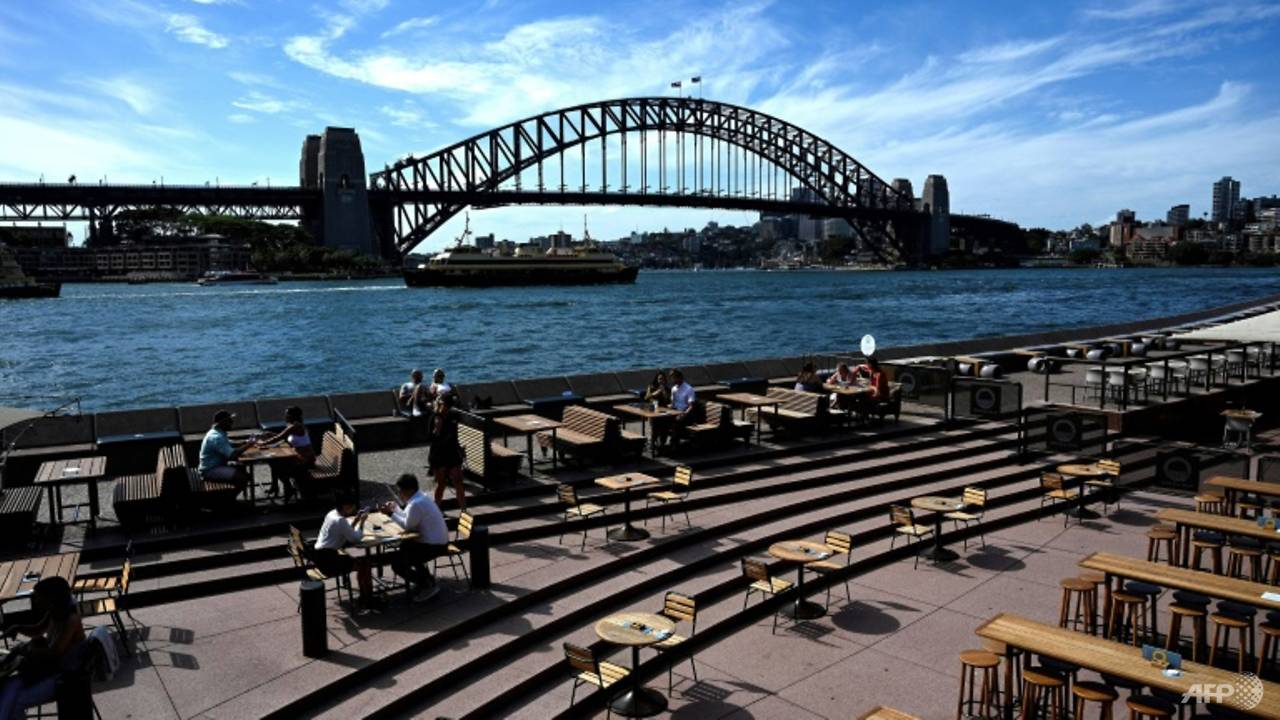 Các nhà hàng trên cảng Sydney, Australia thường đông kín khách giờ đây trở nên vắng lặng do dịch bệnh. Australia dự kiến mở bong bóng du lịch với Singapore vào tháng 7 tới - Ảnh: AFP