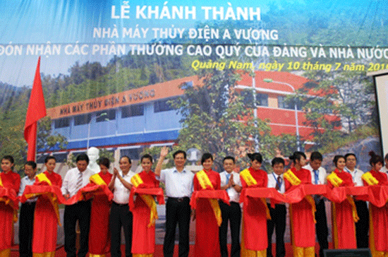 Thủ tướng Nguyễn Tấn Dũng cắt băng khánh thành Nhà máy Thủy điện A Vương - Ảnh Chinhphu.vn