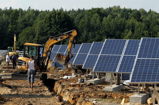 Công nhân đang xây dựng một khu sản xuất điện mặt trời ở Spremberg, Đức - Ảnh: Getty/DayLife.