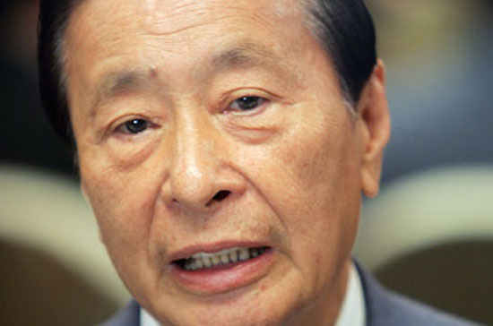 Lee không hề vội vã, thái độ điềm tĩnh, chắc chắn luôn khiến ông cân bằng, giúp ông có đầu óc sáng suốt và khả năng phán đoán chính xác. 