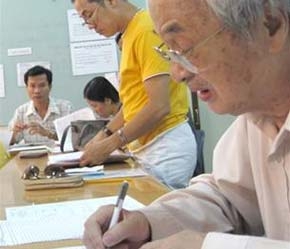 PGS. TS kinh tế Trần Trung Hậu, 76 tuổi, hiện giảng dạy tại hai trường đại học, đang làm quyết toán thuế thu nhập cá nhân tại Cục Thuế sáng 28/2. Bên cạnh ông là nghệ sĩ Thành Lộc cũng đang làm nghĩa vụ của mình.