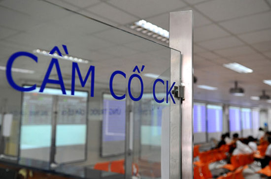 Với khó khăn kéo dài thời gian qua, khả năng sinh lời hạn chế, thì việc hạ lãi suất và giảm phí của các công ty chứng khoán là sự hỗ trợ đáng kể - Ảnh: VnExpress.