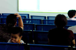 Cầu không nhiệt tình là tình trạng chung của nhiều phiên gần đây. Nhưng ít nhất vẫn có một số điểm sáng thể hiện là sức cầu bền bỉ - Ảnh: Quang Liên.