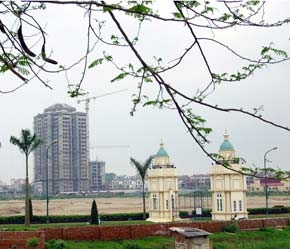 Một loạt các dự án đầu tư xây dựng văn phòng, khu đô thị mới được cấp phép trong 7 tháng đầu năm - Ảnh: Việt Tuấn.