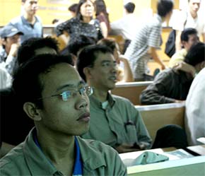 Hiện đà giảm đã bớt dần lo ngại, thậm chí một số nhà đầu tư lạc quan còn xem đây là cơ hội mua vào giá rẻ, tin vào sự trở lại của màu xanh như thường thấy ở cuối tuần.