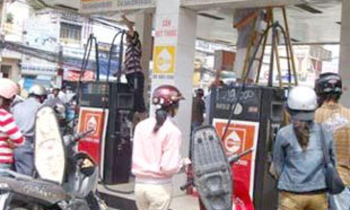 Giá xăng và dầu hỏa tăng thêm 500 đồng/lít