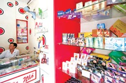 Một trong những ưu thế của các cửa hàng chuyên bán bao cao su là chỉ bán sản phẩm có thương hiệu. Ảnh: Hồng Thái.