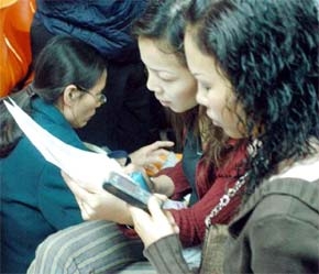 Mua cổ phiếu nào đây? - Ảnh: TP.