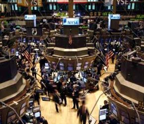 Giao dịch tại thị trường chứng khoán New York, thị trường vốn lớn nhất thế giới - Ảnh: Reuters.