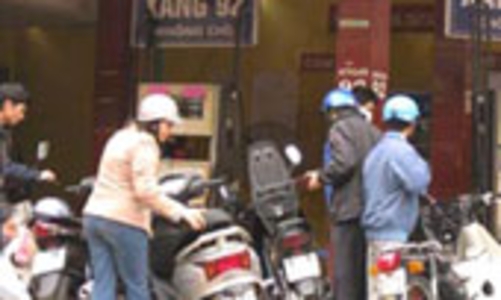 Xăng A92 tăng thêm 800 đồng/lít 