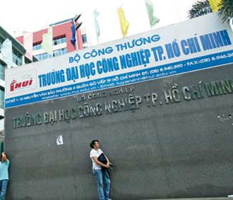 Trường Đại học Công nghiệp TP.HCM có tiền thân là trường Cao đẳng Công nghiệp 4.