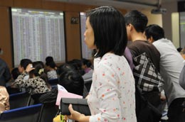 Trong giai đoạn thị trường khởi sắc, thông tin chia thưởng cổ phiếu được xem như một lực đỡ quan trọng cho giá chứng khoán tăng hàng ngày - Ảnh: Quang Liên.