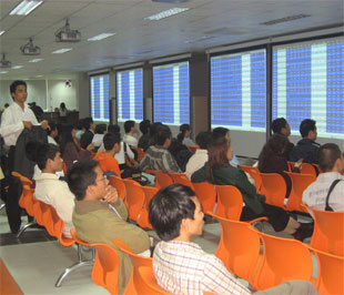 Nhà đầu tư tại sàn giao dịch của Công ty Chứng khoán APEC.