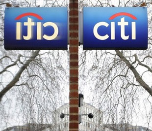 Tình hình của Citigroup hiện nay có lẽ ai cũng biết rõ. Dưới sự tàn phá nghiêm trọng của khủng hoảng tài chính, Citigroup đã phải nhận 45 tỷ USD tiền cứu trợ của Chính phủ và tách thành hai bộ phận trong cùng một tập đoàn - một động thái được xem là từ bỏ mô hình siêu thị tài chính hình thành từ sau vụ sáp nhập với Travelers Group - Ảnh: Reuters.