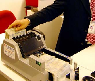 Các chuyên gia của HSBC nhận định, trong thời gian tới, tốc độ tăng giá tại Việt Nam sẽ chậm lại do giá gạo sẽ giảm mạnh vì vụ mùa bội thu.