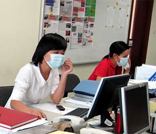 Nhân viên trong tòa nhà Viglacera đeo khẩu trang - Ảnh: H.H.