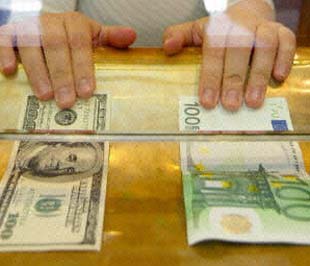 Lý do chính khiến giá vàng thế giới tăng mạnh trong phiên sáng nay ở châu Á là việc đồng USD sụt giá trước Euro do Chủ tịch Cục Dự trữ Liên bang Mỹ (FED) Ben Bernanke sẽ có phiên điều trần trước Ủy ban Ngân sách Hạ viện Mỹ trong sáng ngày 20/10 này theo giờ Mỹ.